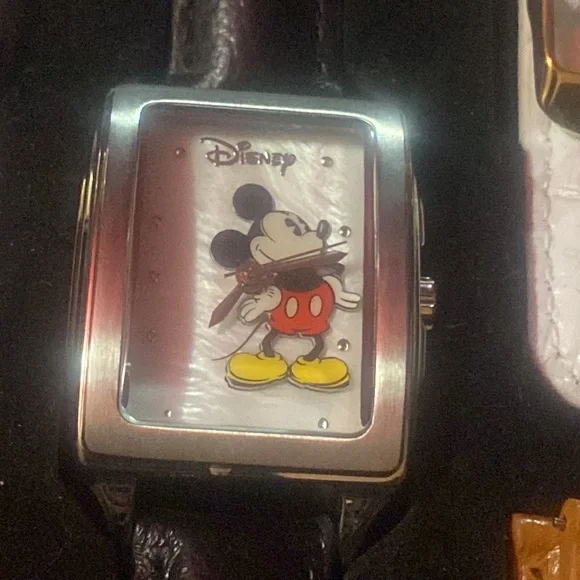 NIB Disney Accutime Mickey⌚️🪩5 Leather Bands❤️🖤🤎🤍18”chain+Mickey🤍Pendant